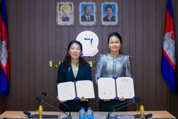 4일 김영미 서원대 교학부총장(왼쪽)과 캄보디아 만니 랑세이 시엠립주 부지사가 시엠립주 정부 청사에서 업무협약을 맺고 기념사진을 찍고 있다.(사진=서원대 제공).2024.07.04.photo@newsis.com *재판매 및 DB 금지