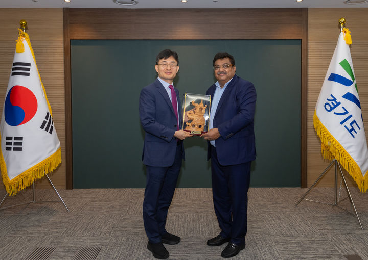 [수원=뉴시스] 김현곤 경기도 경제부지사와 MB 파틸(MB Patil) 인도 카르나타카주 중견·대기업·인프라개발 장관이 4일 선물을 교환하고 기념촬영을 하고 있다. (사진=경기도 제공) 2024.07.04 photo@newsis.com *재판매 및 DB 금지