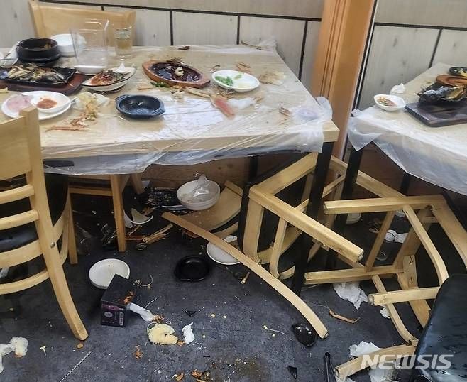 [안양=뉴시스] 국민의힘 의원들이 식사한 식당의 난장판 모습. (사진=독자 제공)