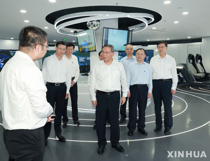 [난징=신화/뉴시스] 리창 중국 국무원 총리가 지난 2일 중국 동부 장쑤성 쑤저우시의 한 인공지능(AI) 기업을 방문해 AI 소프트웨어와 칩 관련 연구·개발(R&D) 현황에 대해 설명을 듣고 있다. 2024.7.4