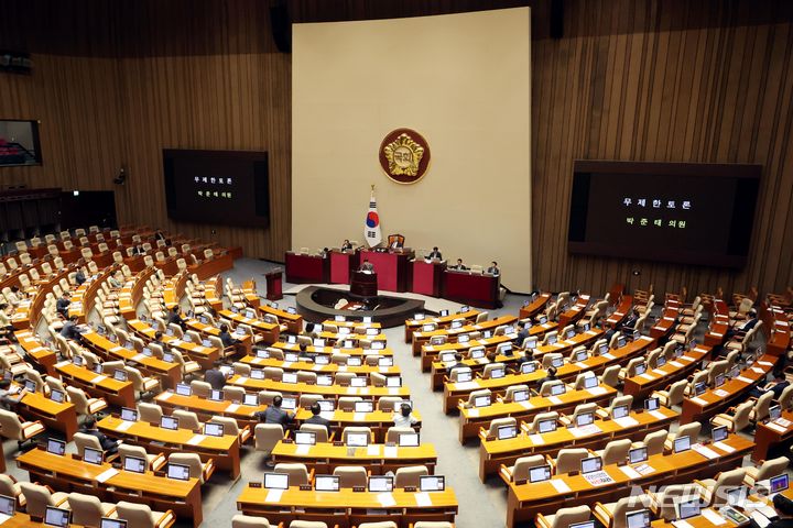 [서울=뉴시스] 조성봉 기자= 박준태 국민의힘 의원이 4일 오전 서울 여의도 국회에서 열린 제415회 국회(임시회) 제5차 본회의에서 '채해병 특검법' 관련 필리버스터(무제한 토론)를 하고 있다. 여야 의원들의 빈자리가 눈에 띄고 있다. 2024.07.04. suncho21@newsis.com