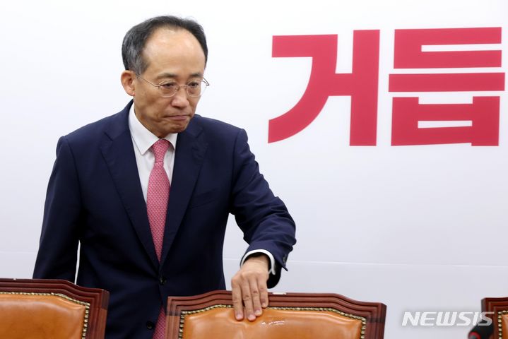 [서울=뉴시스] 조성봉 기자= 추경호 국민의힘 원내대표가 4일 오전 서울 여의도 국회에서 열린 비상대책위원회의 참석하고 있다. 2024.07.04. suncho21@newsis.com