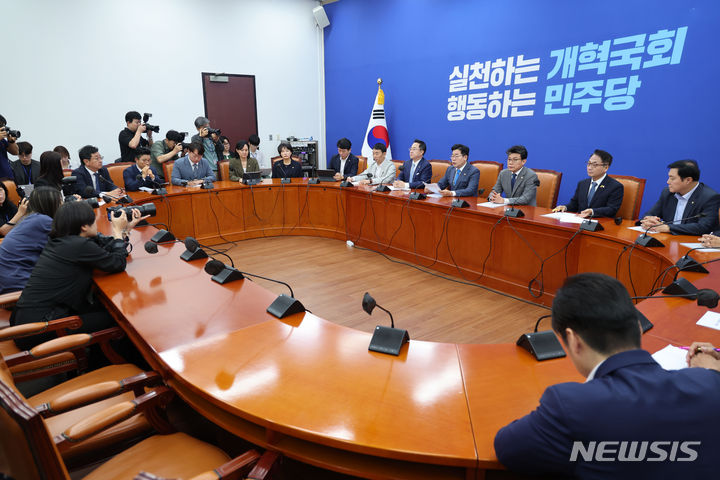 [서울=뉴시스] 권창회 기자 = 박찬대 더불어민주당 대표 권한대행 겸 원내대표가 4일 오전 서울 여의도 국회에서 열린 정책조정회의에서 발언하고 있다. 2024.07.04. kch0523@newsis.com