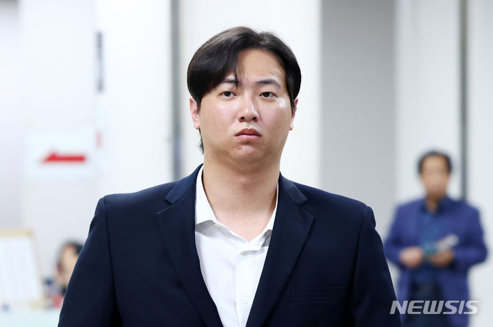 [서울=뉴시스] 전신 기자 = 메이저리거 김하성을 협박해 돈을 뜯어낸 혐의를 받는 전직 프로야구 선수 임혜동이 지난해 7월 4일 서울 서초구 서울중앙지방법원에서 열린 구속 전 피의자 심문(영장실질심사)에 출석하기 위해 법정으로 향하고 있다. 2024.07.04. photo1006@newsis.com
