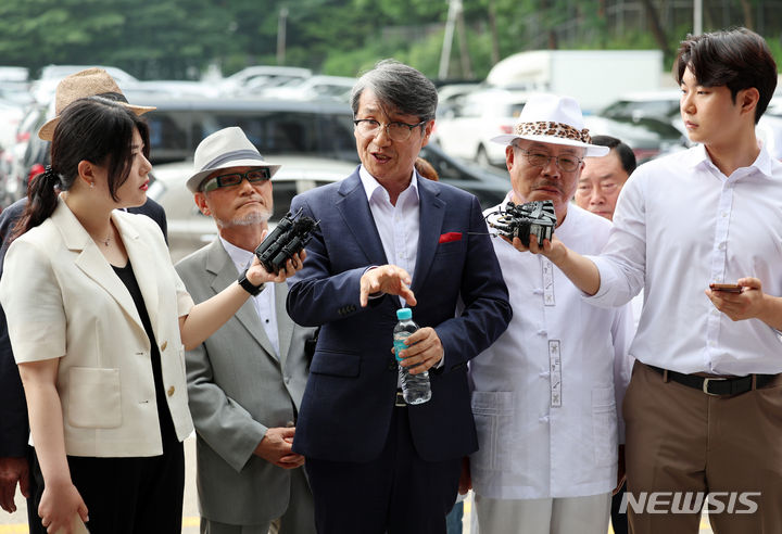 [서울=뉴시스] 이영환 기자 = 최재영 목사가 4일 오전 서울 서초경찰서에서 스토킹 혐의 관련 피고발인 조사에 앞서 취재진의 질문에 답하고 있다. 최 목사는 지난 2022년 6월부터 김건희 여사에게 10여 차례 만남을 요청하고 명품 가방을 건네는 장면을 몰래 촬영해 유포한 혐의로 고발됐다. 2024.07.04. 20hwan@newsis.com