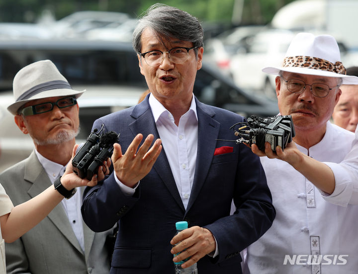 [서울=뉴시스] 이영환 기자 = 최재영 목사가 4일 오전 서울 서초경찰서에서 스토킹 혐의 관련 피고발인 조사에 앞서 취재진의 질문에 답하고 있다.  최 목사는 지난 2022년 6월부터 김건희 여사에게 10여 차례 만남을 요청하고 명품 가방을 건네는 장면을 몰래 촬영해 유포한 혐의로 고발됐다. 2024.07.04. 20hwan@newsis.com