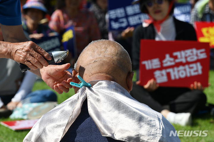 [광주=뉴시스] 자원회수시설 설치 반대 삭발시위. (사진=뉴시스 DB). photo@newsis.com