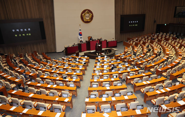 [서울=뉴시스] 권창회 기자 = 곽규택 국민의힘 의원이 4일 오전 서울 여의도 국회에서 열린 제415회국회(임시회) 제5차 본회의에서 순직 해병 수사 방해 및 사건 은폐 등의 진상규명을 위한 특별검사의 임명 등에 관한 법률안에 대한 필리버스터(무제한 토론)를 하고 있다. 2024.07.04. kch0523@newsis.com