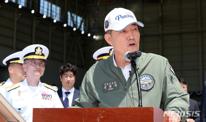 [포항=뉴시스] 사진공동취재단 = 신원식 국방부 장관이 4일 경북 포항시 해군항공사령부에서 열린 해상초계기(P-8A) 국내 인수식에서 첫 비행 출격 지시를 내리고 있다. 2024.07.04. photo@newsis.com