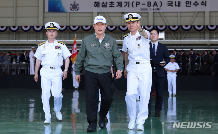 [포항=뉴시스] 사진공동취재단 = 신원식 국방부 장관(가운데)이 4일 경북 포항시 해군항공사령부에서 열린 해상초계기(P-8A) 국내 인수식을 마친 후 양용모 해군참모총장의 안내를 받으며 이동하고 있다. 2024.07.04. photo@newsis.com