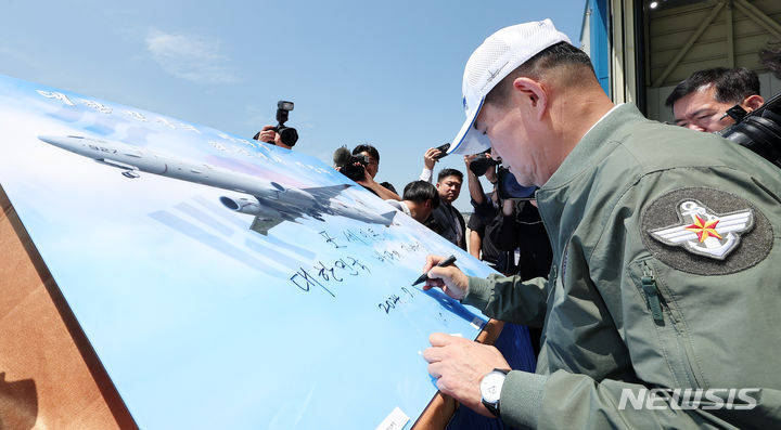 [포항=뉴시스] 사진공동취재단 = 신원식 국방부 장관이 4일 경북 포항시 해군항공사령부에서 열린 해상초계기(P-8A) 국내 인수식에서 비행 안전 기원 휘호식을 하고 있다. 2024.07.04. photo@newsis.com