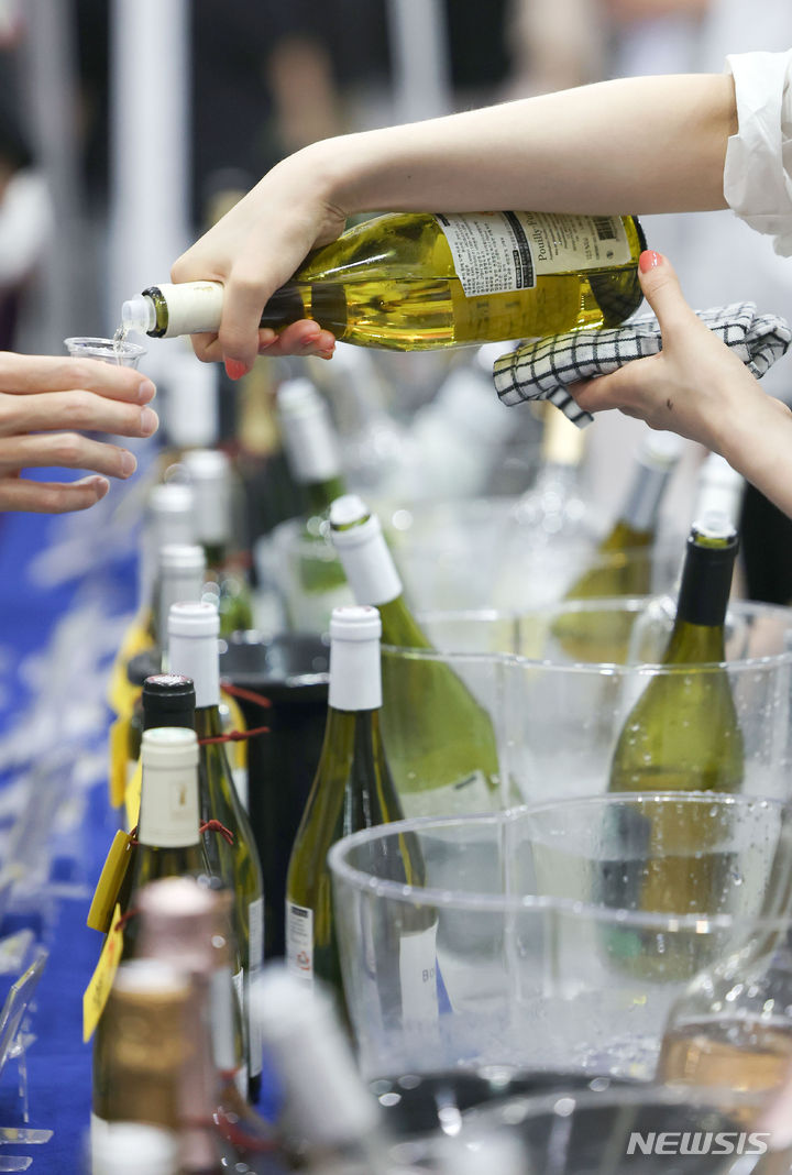[서울=뉴시스] 김선웅 기자 =지난해 7월 4일 서울 강남구 코엑스에서 열린 2024 서울국제주류&와인박람회에서 세계 각 나라별 다양한 주류가 소개·판매되고 있다. (해당 사진은 기사와 직접 관련이 없습니다.) 2024.07.04. mangusta@newsis.com