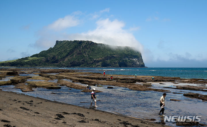 [서귀포=뉴시스] 우장호 기자 = 서귀포시 성산일출봉 위로 구름이 드리워져 장관을 연출하고 있다. (사진=뉴시스DB) woo1223@newsis.com