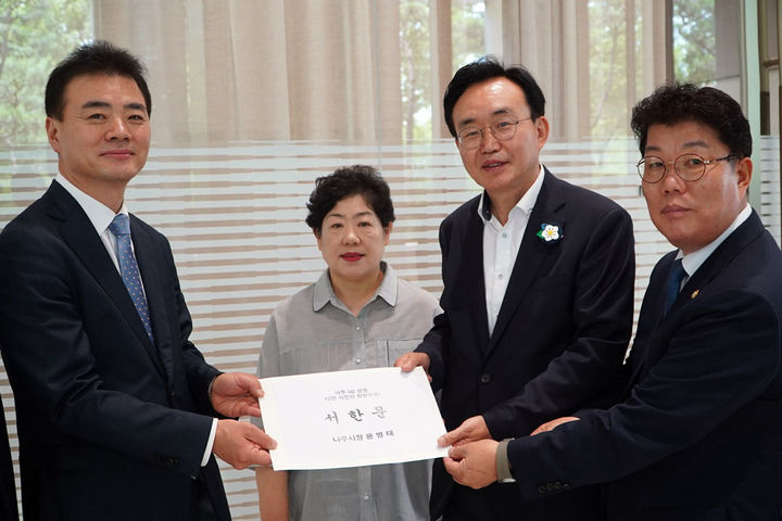 [서울=뉴시스] 윤병태 나주시장(오른쪽 두 번째) 4일 LG그룹 본사를 방문해 정종은 LG화학 상무 등 경영진을 만나 나주공장 축소 대신 신사업 투자를 통한 상생안을 제안하는 서한문을 전달하고 있다. (사진=나주시 제공) 2024.07.04. photo@newsis.com *재판매 및 DB 금지