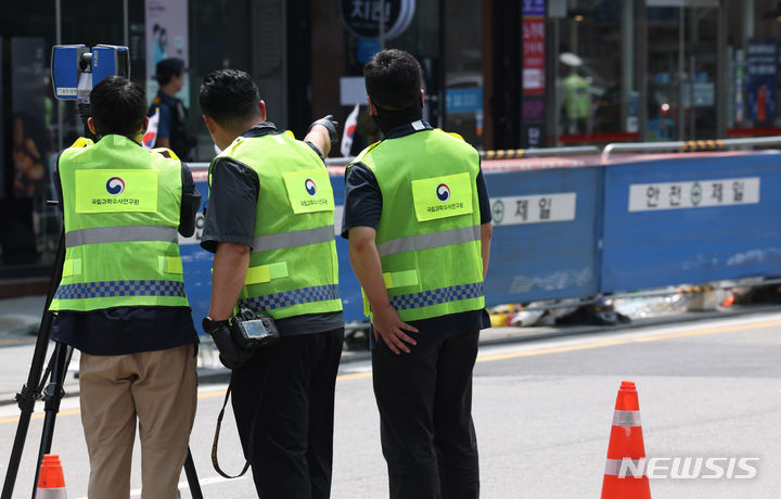 [서울=뉴시스] 김명년 기자 = 4일 중구 시청역 교차로 인근에서 발생한 차량 인도 돌진사고 현장에서 국립과학수사연구원들이 3D 스캐너를 이용해 현장을 정밀 촬영하고 있다. 2024.07.04. kmn@newsis.com