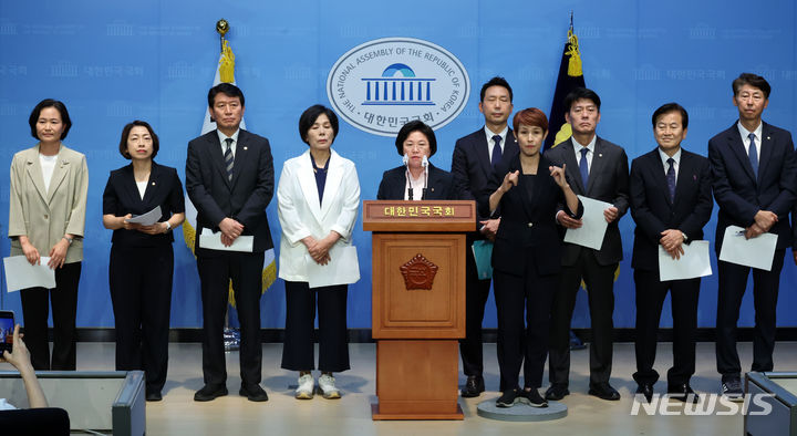 [서울=뉴시스] 조성우 기자 = 최민희(왼쪽 네 번째) 국회 과방위원장, 김현 더불어민주당 간사, 조국혁신당 등 야당 의원들이 4일 오후 서울 여의도 국회 소통관에서 이진숙 방송통신위원장 지명 철회를 촉구하는 기자회견을 하고 있다. 2024.07.04. xconfind@newsis.com