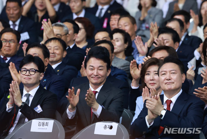 [인천=뉴시스] 최진석 기자 = 윤석열 대통령이 4일 인천 남동체육관에서 열린 한국자유총연맹 창립 제70주년 기념식에서 한국주니어자유총연맹 발대식 참여자 발언에 손뼉을 치고 있다. 뒷줄 왼쪽부터 국민의힘 한동훈, 원희룡, 나경원 당대표 후보. (대통령실통신사진기자단) 2024.07.04. myjs@newsis.com