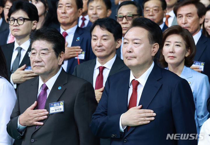 [인천=뉴시스] 최진석 기자 = 윤석열 대통령이 4일 인천 남동체육관에서 열린 한국자유총연맹 창립 제70주년 기념식에서 국기에 대한 경례를 하고 있다. (대통령실통신사진기자단) 2024.07.04. myjs@newsis.com