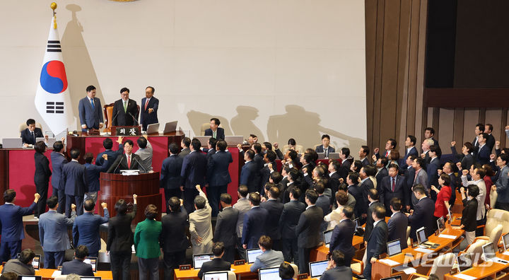 [서울=뉴시스] 권창회 기자 = 우원식 국회의장이 4일 오후 서울 여의도 국회에서 열린 제415회 국회(임시회) 제5차 본회의에서 '채해병 특검법' 관련 필리버스터(무제한 토론)를 중단하는 표결을 진행하려 하자 국민의힘 의원들이 항의하고 있다. 2024.07.04. kch0523@newsis.com