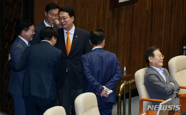 [서울=뉴시스] 조성우 기자 = 박찬대(왼쪽) 더불어민주당 당 대표 직무대행 겸 원내대표와 천하람 개혁신당 원내대표, 이준석 의원 등이 4일 오후 서울 여의도 국회에서 열린 제415회 국회(임시회) 제5차 본회의에서 '채해병 특검법' 관련 필리버스터(무제한 토론)를 중단하는 표결이 진행 중인 가운데 대화를 나누고 있다. 2024.07.04. xconfind@newsis.com