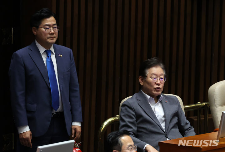 [서울=뉴시스] 조성우 기자 = 박찬대(왼쪽) 더불어민주당 당 대표 직무대행 겸 원내대표와 이재명 전 대표가 4일 오후 서울 여의도 국회에서 열린 제415회 국회(임시회) 제5차 본회의에서 '채해병 특검법' 관련 필리버스터(무제한 토론)를 중단하는 표결 상황을 지켜보고 있다. 2024.07.04. xconfind@newsis.com