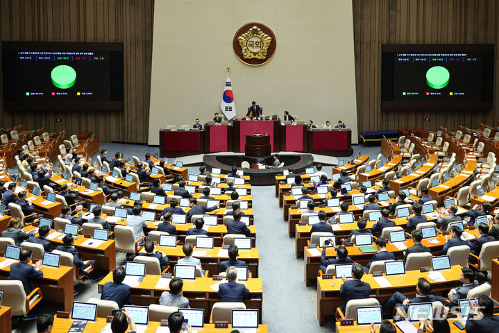 [서울=뉴시스] 권창회 기자 =4일 오후 서울 여의도 국회 본회의장에서 해병대원 특검법이 재적 300인, 재석 190인 중 찬성 189인, 반대 1인, 기권 0인으로 통과되고 있다. 2024.07.04. kch0523@newsis.com