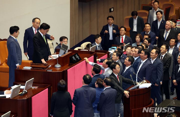 [서울=뉴시스] 조성봉 기자= 우원식 국회의장이 4일 오후 서울 여의도 국회에서 열린 제415회 국회(임시회) 제5차 본회의에서 '채해병 특검법' 관련 필리버스터(무제한 토론)를 중단하는 표결을 진행하려 하자 국민의힘 의원들이 항의하며 구호를 외치고 있다. 2024.07.04. suncho21@newsis.com