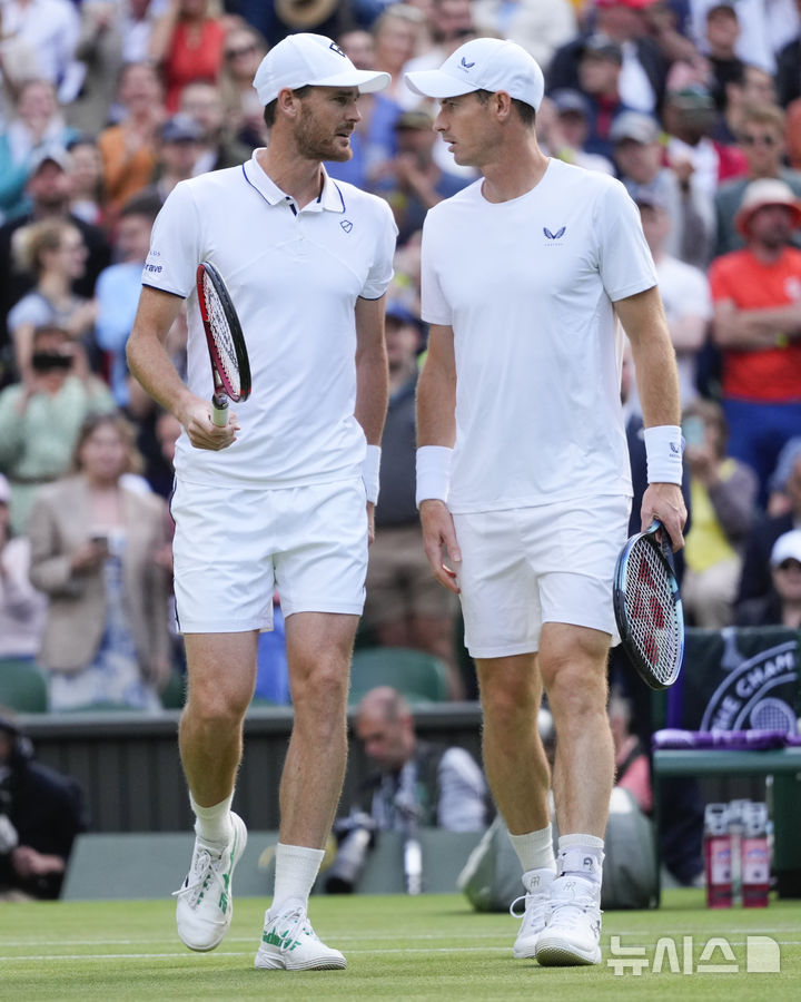 [런던=AP/뉴시스] 2024년 윔블던 남자 복식에 함께 출전한 제이미 머리(사진 왼쪽)와 앤디 머리. 2024.07.04