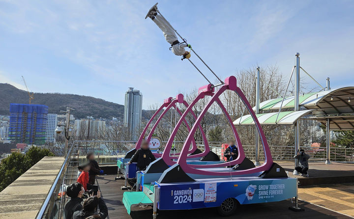 [부산=뉴시스] 부산관광공사는 5일부터 부산 중구 용두산공원에 360도 회전하는 신개념 레저기구 '하늘그네'를 도입해 시민들과 관광객들에게 짜릿한 즐거움을 선사할 예정이라고 밝혔다. (사진=부산관광공사 제공) *재판매 및 DB 금지