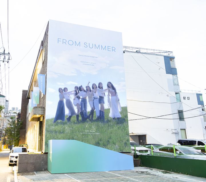 [서울=뉴시스] 프로미스나인 사진전. (사진 = 플레디스 엔터테인먼트 제공) 2024.07.05. photo@newsis.com *재판매 및 DB 금지