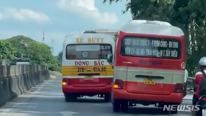 베트남의 한 국도에서 시비가 붙은 버스 기사 2명이 서로 추월을 막고 밀어붙이며 위험한 질주를 벌였다. 당시 도로엔 다른 차들이 달리고 있었는데도 기사들은 아찔한 주행을 이어나갔다. 출처 : @tuoitre *재판매 및 DB 금지