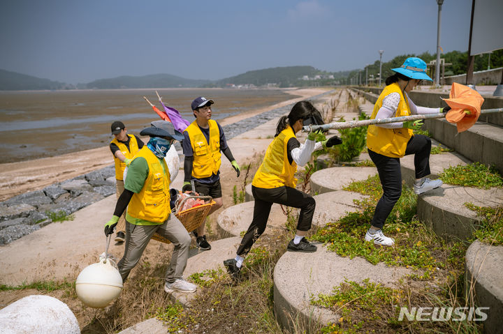 [서울=뉴시스] 해양정화활동.