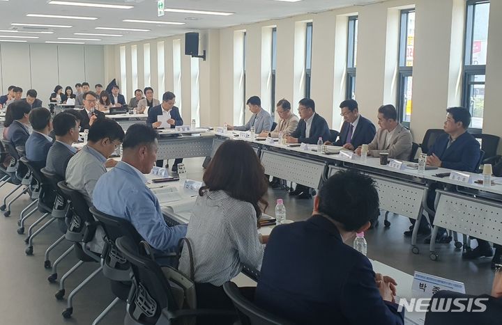[창원=뉴시스]지난 4일 경남창원방위산업진흥센터에서 2024년 경남창원방산혁신클러스터 지역협의회 제1차 정기회가 열리고 있다.(사진=경남도 제공)2024.07.05. photo@newsis.com