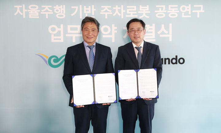 [서울=뉴시스] 조성현 HL만도 부회장(오른쪽), 이학재 인천국제공항공사 사장이 4일 인천국제공항에서 업무협약을 기념해 촬영하고 있다. (사진=HL만도) 2024.07.05 photo@newsis.com *재판매 및 DB 금지 *재판매 및 DB 금지