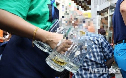 [서울=뉴시스] 이영환 기자 = 1일 의료계에 따르면 여름철 맥주를 마시면 시원함이 느껴져서 갈증이 해소되는 듯한 느낌이 들지만 결과적으로 이뇨작용을 증진시켜 오히려 탈수 현상이 발생한다. 사진은 서울의 한 골목에서 직원이 빈 맥주잔을 치우고 있는 모습. (해당 사진은 기사와 직접 관련이 없습니다.) 2018.06.22. 20hwan@newsis.com *재판매 및 DB 금지