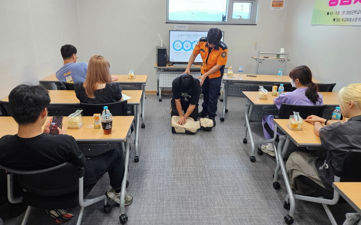 [창녕=뉴시스] 학교 밖 청소년지원센터에서 심폐소생술 등 응급처치 교육을 진행하고 있다. (사진=창녕군 제공) 2024.07.05. photo@newsis.com *재판매 및 DB 금지