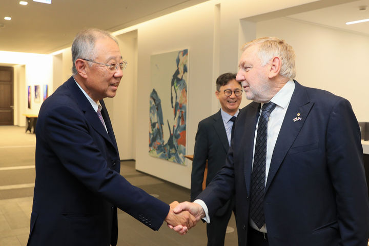 [서울=뉴시스]한국경제인협회는 아시아 경제 리더들의 모임인 '제13차 아시아 비즈니스 서밋(Asian Business Summit, ABS)'에 한국 경제계 대표로 참석, 역내 데이터 이동 자유화, 저출산·고령화 공동대응, CPTPP 회원국 확대 등 아시아의 지속발전 및 공동번영을 위한 협력 방안을 제시했다. 류진 한국경제인협회 회장(앞줄 왼쪽 두번째)을 비롯한 참가국 경제단체장들이 5일 도쿄 경단련회관에서 열린 '제13차 아시아 비즈니스 서밋'에 앞서 기념촬영을 하고 있다. (사진=한경협 제공) photo@newsis.com *재판매 및 DB 금지