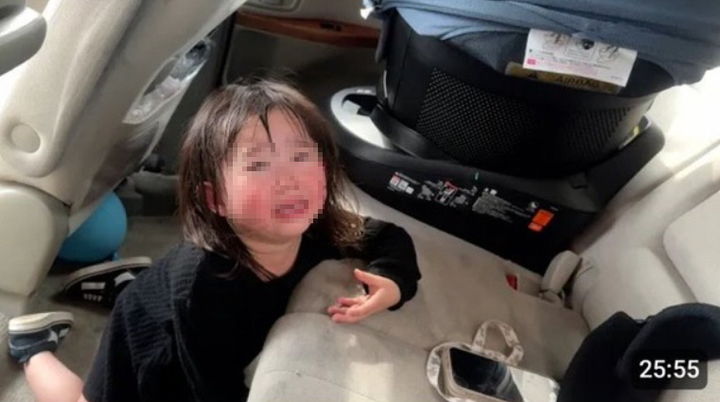 [서울=뉴시스] 일본의 한 유튜버 부부가 무더운 날씨에 차에 갇혀 울고 있는 2살 딸을 구조하지 않고 아이의 반응을 영상으로 찍어 올려 공분을 사고 있다. (사진=X 캡처) *재판매 및 DB 금지