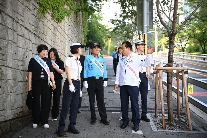 [부산=뉴시스]부산 연제구는 주석수 연제구청장 취임 2주년을 맞아 연천초등학교 어린이보호구역 일대에서 유관기관과 합동으로 교통시설물 점검 및 교통안전 지도를 실시했다. (사진=연제구 제공) 2024.07.05. photo@newsis.com *재판매 및 DB 금지