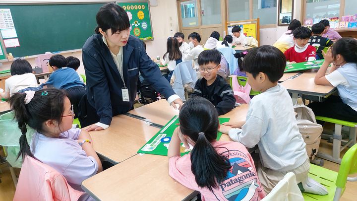 [밀양=뉴시스] 밀양시시설관리공단이 맑은 물이 환경교실을 운영하고 있다. (사진=밀양시 제공) 2024.07.05. photo@newsis.com   *재판매 및 DB 금지