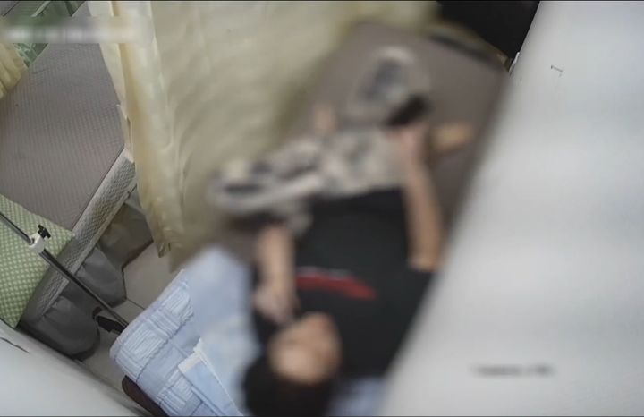 [서울=뉴시스] 사진은 내원자가 의료진의 도움없이 스스로 에토미데이트를 투약하는 모습. (사진=서울경찰청 제공) 2024.07.05. photo@newsis.com *재판매 및 DB 금지