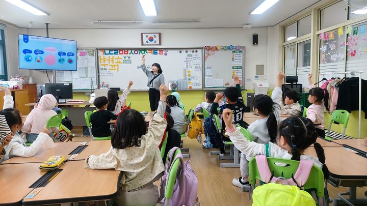 [밀양=뉴시스] 밀양시시설관리공단이 맑은 물이 환경교실을 운영하고 있다. (사진=밀양시 제공) 2024.07.05. photo@newsis.com   *재판매 및 DB 금지