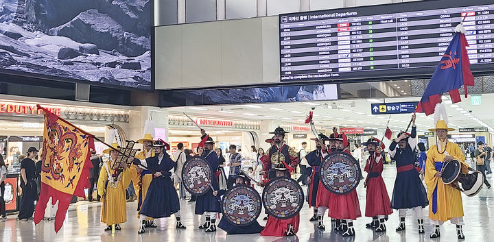 [서울=뉴시스] 사진은 5일, 김포공항 국제선 출국장에서 진행된 전통문화행사 모습. 2024.07.05. (사진=한국공항공사 제공) photo@newsis.com *재판매 및 DB 금지