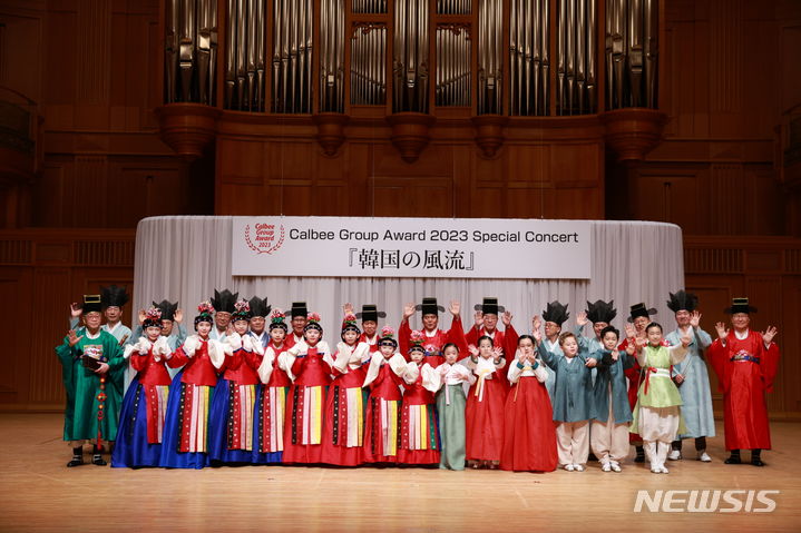 [서울=뉴시스] 크라운해태제과가 5일 일본 오사카에서 개최한 '2024 한국의 풍류 오사카 특별 공연'에 참여한 양주풍류악회 최고 명인명창들과 미래 주인공 한음영재(화동정재, 풍경소리)들이 공연을 관람한 일본 관객들에게 인사하고 있다. (사진=크라운해태제과 제공)