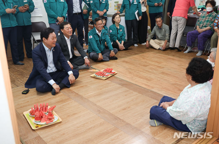 [합천=뉴시스]박완수 경남도지사가 5일 합천군 합천읍 할머니경로당을 방문해 불편한 사항은 없는지 살피고 있다.(사진=경남도 제공) 2024.07.05.  photo@newsis.com