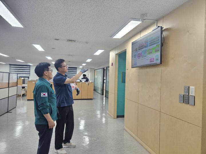 [양산=뉴시스] 조현옥 부시장 주재로 양산 열병합발전소의 운영 사항 등을 점검하고 직원격려를 위한 현장행정을 하고 있다. (사진=양산시 제공) 2024.07.05. photo@newsis.com *재판매 및 DB 금지