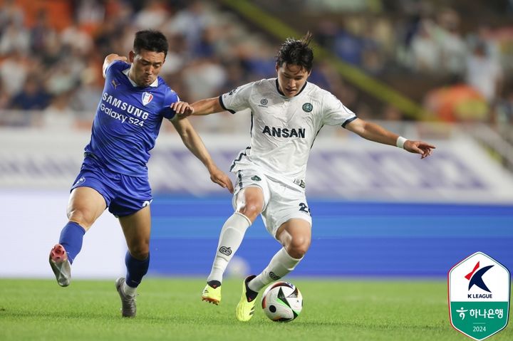 [서울=뉴시스] 프로축구 K리그2 수원삼성의 이기제(왼쪽)과 안산그리너스의 이지승이 지난달 30일 수원월드컵경기장에서 열린 '하나은행 K리그2 2024' 20라운드 경기에서 볼 경합을 벌이고 있다. (사진=한국프로축구연맹 제공) 2024.06.30. *재판매 및 DB 금지