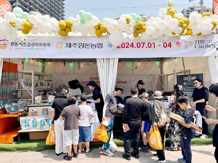 1일 몽골 울란바토르 이마트 3호점 앞에서 한돈자조금이 연 '제주도니 시식회 및 할인 판매' 행사 *재판매 및 DB 금지