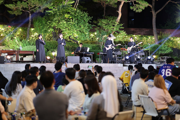 [서울=뉴시스] 지난 6월28일 명동성당에서 열린 토크콘서트 '캠프 엣 더 캐세드랄(CAMP at the Cathedral)'에 참가자들이 사제밴드 ‘우니따스’의 공연을 관람하고 있다. (사진=천주교 서울대교구 제공) 2024.07.05. photo@newsis.com  *재판매 및 DB 금지