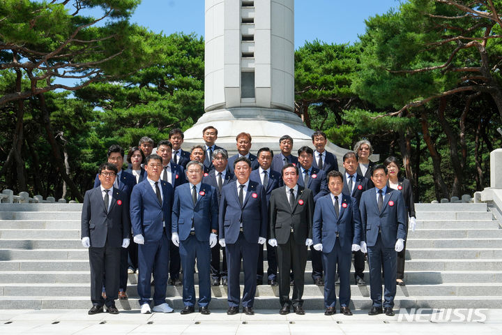 충혼탑 참배 후 기념촬영하는 경주시의회 의원들